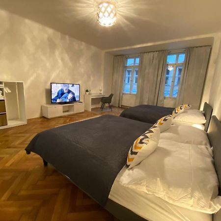 Spacious Apartment On Wenceslas Square Praha Bagian luar foto