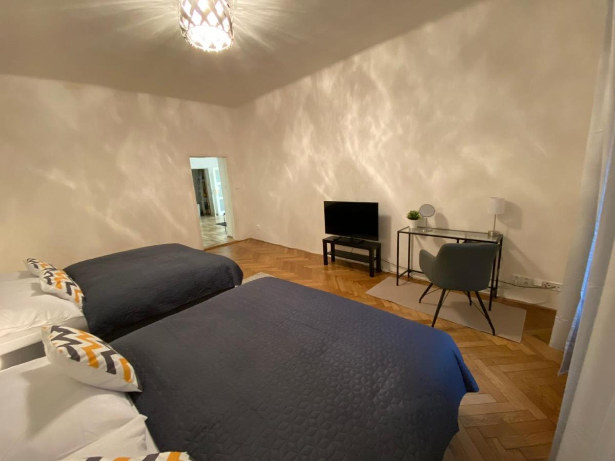 Spacious Apartment On Wenceslas Square Praha Bagian luar foto